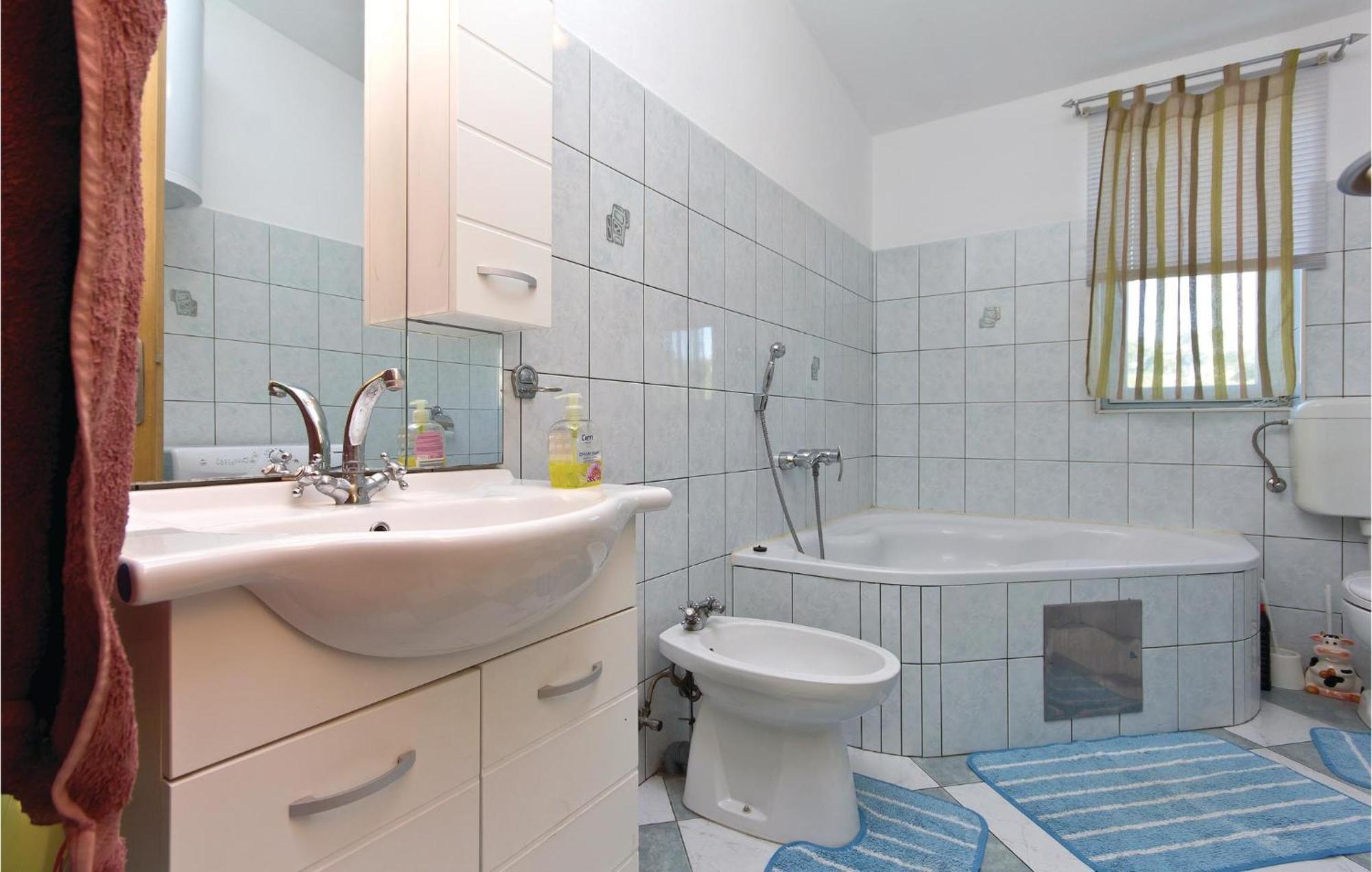 3 Bedroom Gorgeous Apartment In Marčana Buitenkant foto