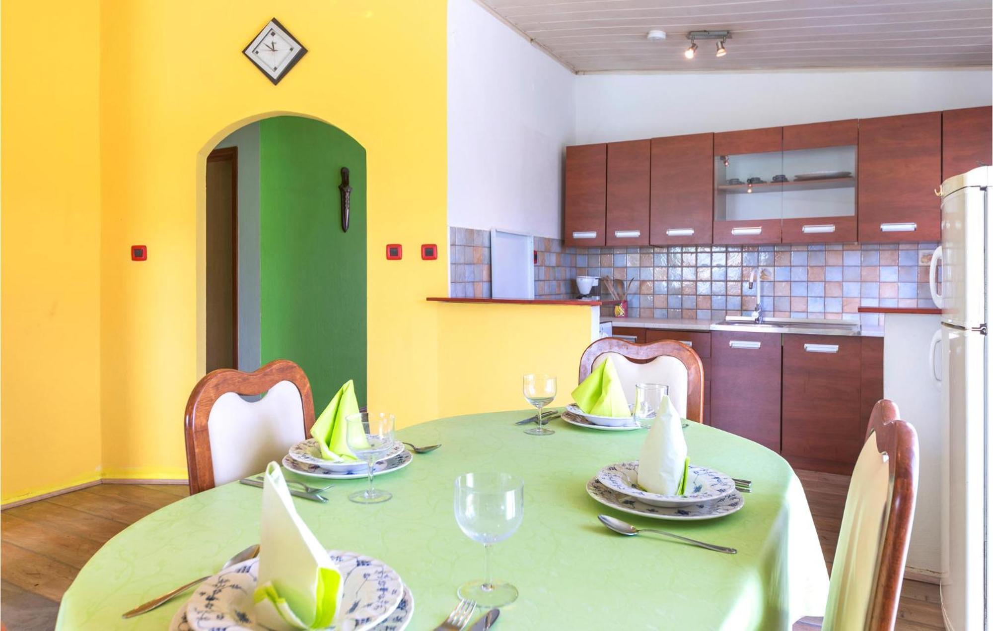 3 Bedroom Gorgeous Apartment In Marčana Buitenkant foto