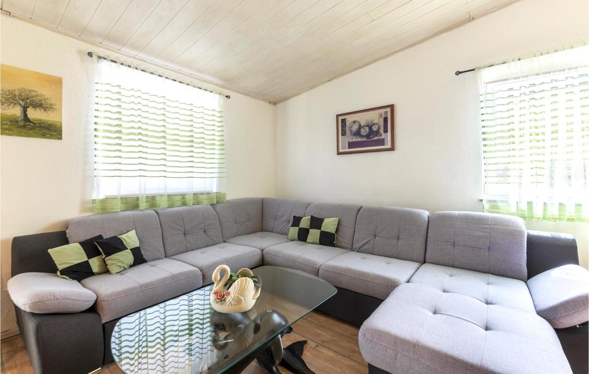 3 Bedroom Gorgeous Apartment In Marčana Buitenkant foto